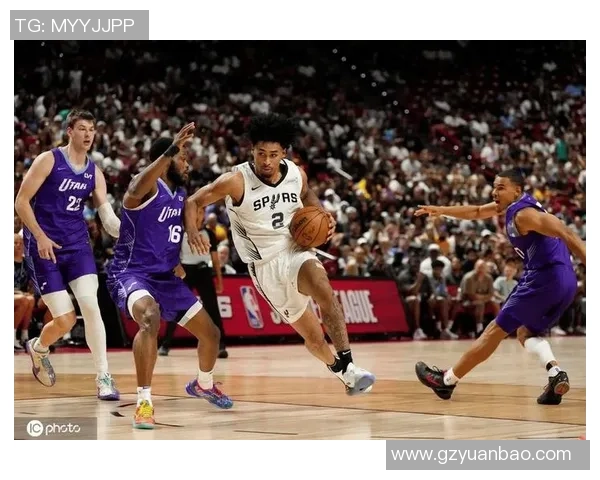 尼克斯与爵士激战正酣球迷期待精彩对决与绝妙表现